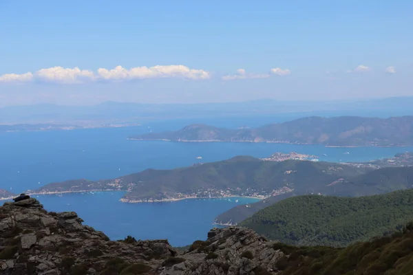 エルバ島 イタリア2021年9月01日 エルバ島からの美しい場所 島への空の景色 ビーチの近くの小さな有名な村 夏の観光地 背景には雲と青空 — ストック写真