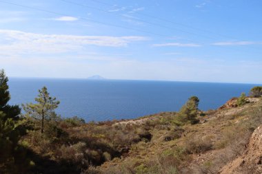 Elba, İtalya 01 Eylül 2021: Elba Adası 'ndan güzel yerler. Adanın havadan görüntüsü. Sahillerin yakınındaki küçük ünlü köyler. Yaz turistik yerleri. Arka planda bulutlar ve mavi gökyüzü.