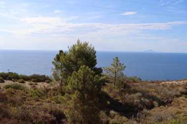 Elba, İtalya 01 Eylül 2021: Elba Adası 'ndan güzel yerler. Adanın havadan görüntüsü. Sahillerin yakınındaki küçük ünlü köyler. Yaz turistik yerleri. Arka planda bulutlar ve mavi gökyüzü.