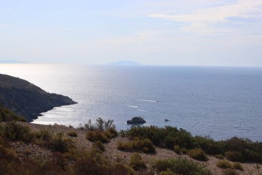 Elba, İtalya 01 Eylül 2021: Elba Adası 'ndan güzel yerler. Adanın havadan görüntüsü. Sahillerin yakınındaki küçük ünlü köyler. Yaz turistik yerleri. Arka planda bulutlar ve mavi gökyüzü.