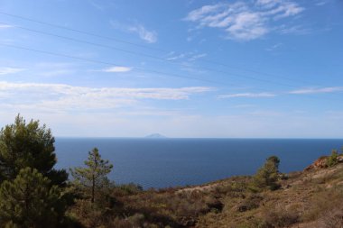 Elba, İtalya 01 Eylül 2021: Elba Adası 'ndan güzel yerler. Adanın havadan görüntüsü. Sahillerin yakınındaki küçük ünlü köyler. Yaz turistik yerleri. Arka planda bulutlar ve mavi gökyüzü.