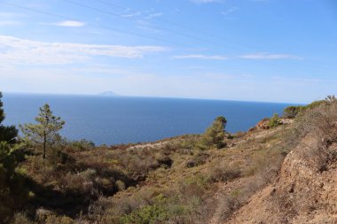 Elba, İtalya 01 Eylül 2021: Elba Adası 'ndan güzel yerler. Adanın havadan görüntüsü. Sahillerin yakınındaki küçük ünlü köyler. Yaz turistik yerleri. Arka planda bulutlar ve mavi gökyüzü.