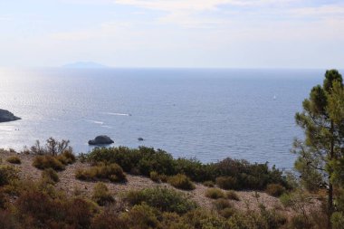 Elba, İtalya 01 Eylül 2021: Elba Adası 'ndan güzel yerler. Adanın havadan görüntüsü. Sahillerin yakınındaki küçük ünlü köyler. Yaz turistik yerleri. Arka planda bulutlar ve mavi gökyüzü.