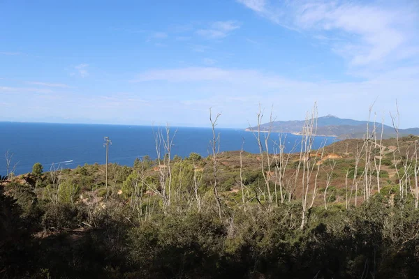 Elba, İtalya 01 Eylül 2021: Elba Adası 'ndan güzel yerler. Adanın havadan görüntüsü. Sahillerin yakınındaki küçük ünlü köyler. Yaz turistik yerleri. Arka planda bulutlar ve mavi gökyüzü.
