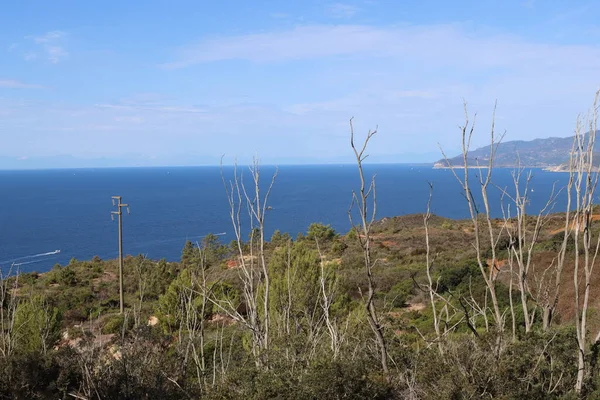 Elba, İtalya 01 Eylül 2021: Elba Adası 'ndan güzel yerler. Adanın havadan görüntüsü. Sahillerin yakınındaki küçük ünlü köyler. Yaz turistik yerleri. Arka planda bulutlar ve mavi gökyüzü.