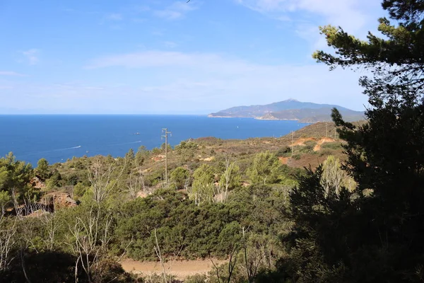 Elba, İtalya 01 Eylül 2021: Elba Adası 'ndan güzel yerler. Adanın havadan görüntüsü. Sahillerin yakınındaki küçük ünlü köyler. Yaz turistik yerleri. Arka planda bulutlar ve mavi gökyüzü.