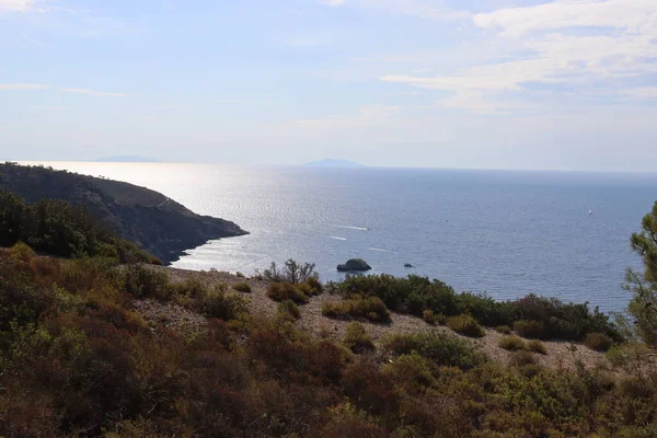 Elba, İtalya 01 Eylül 2021: Elba Adası 'ndan güzel yerler. Adanın havadan görüntüsü. Sahillerin yakınındaki küçük ünlü köyler. Yaz turistik yerleri. Arka planda bulutlar ve mavi gökyüzü.