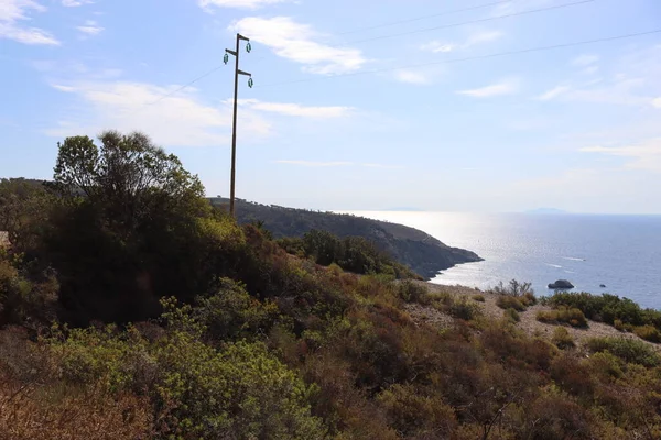 Elba, İtalya 01 Eylül 2021: Elba Adası 'ndan güzel yerler. Adanın havadan görüntüsü. Sahillerin yakınındaki küçük ünlü köyler. Yaz turistik yerleri. Arka planda bulutlar ve mavi gökyüzü.