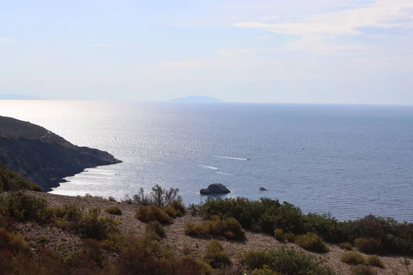 Elba, İtalya 01 Eylül 2021: Elba Adası 'ndan güzel yerler. Adanın havadan görüntüsü. Sahillerin yakınındaki küçük ünlü köyler. Yaz turistik yerleri. Arka planda bulutlar ve mavi gökyüzü.