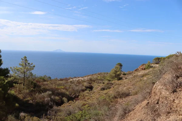 Elba, İtalya 01 Eylül 2021: Elba Adası 'ndan güzel yerler. Adanın havadan görüntüsü. Sahillerin yakınındaki küçük ünlü köyler. Yaz turistik yerleri. Arka planda bulutlar ve mavi gökyüzü.
