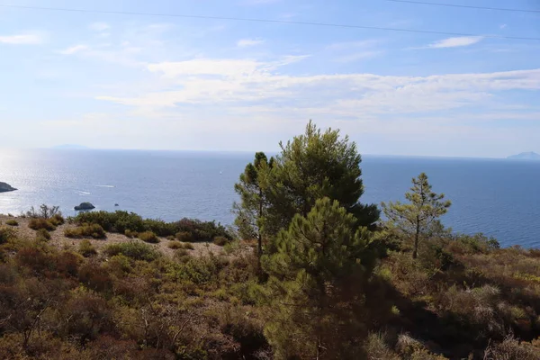 Elba, İtalya 01 Eylül 2021: Elba Adası 'ndan güzel yerler. Adanın havadan görüntüsü. Sahillerin yakınındaki küçük ünlü köyler. Yaz turistik yerleri. Arka planda bulutlar ve mavi gökyüzü.