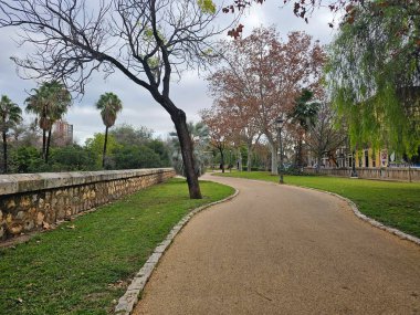 Valencia, İspanya: 18 Aralık 2025: Kış günlerinde Valencia 'nın keşfedilmesi. Eski şehrin güzel hava manzarası.