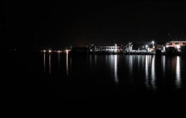 Geceleri iseo limanında fantastik bir manzara