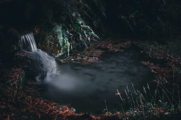 Blick Auf Einen Kleinen Wasserfall Mit Langzeitbelichtung — Stockfoto