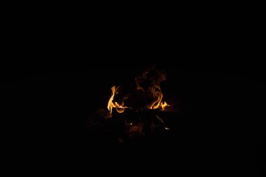 kamp ateşi ve alevler