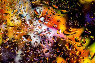 Pencereye bir sürü renk damlası