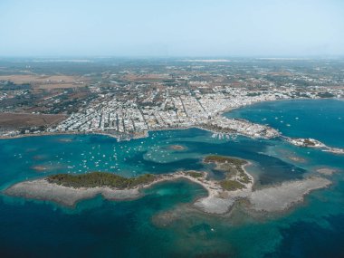 Puglia 'daki Porto Sezaryen ve Tavşan Adası' nda harika bir manzara.
