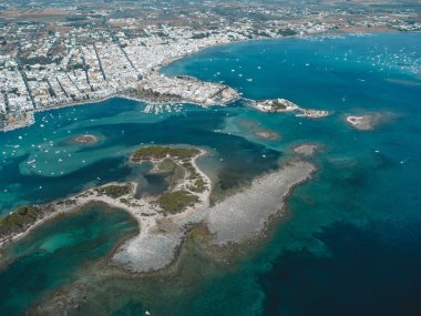 Puglia 'daki Porto Sezaryen ve Tavşan Adası' nda harika bir manzara.