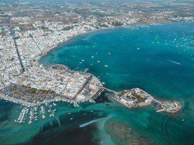 Puglia 'daki Porto Sezaryen ve Tavşan Adası' nda harika bir manzara.