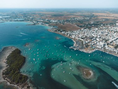 Puglia 'daki Porto Sezaryen ve Tavşan Adası' nda harika bir manzara.