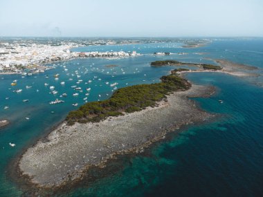 Puglia 'daki Porto Sezaryen ve Tavşan Adası' nda harika bir manzara.