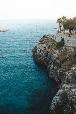 Puglia 'daki küçük bir kasabanın manzarası: Castro