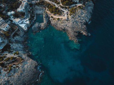 Puglia 'daki marina di Novaglie' nin manzarası harika.