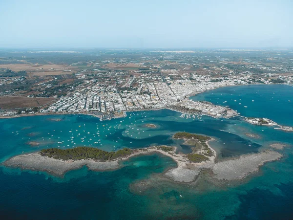 Puglia 'daki Porto Sezaryen ve Tavşan Adası' nda harika bir manzara.