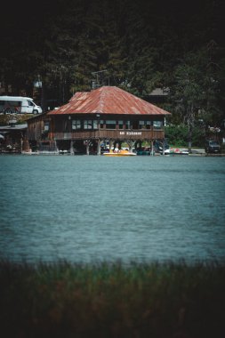 Trentino 'daki Dobbiaco Gölü manzarası harika.