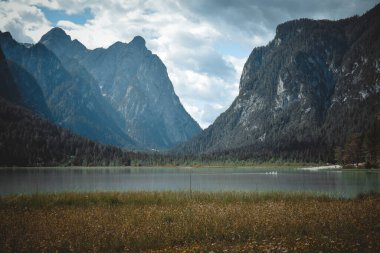 Trentino 'daki Dobbiaco Gölü manzarası harika.