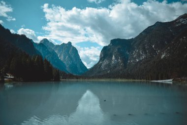 Trentino 'daki Dobbiaco Gölü manzarası harika.