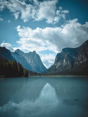 Trentino 'daki Dobbiaco Gölü manzarası harika.
