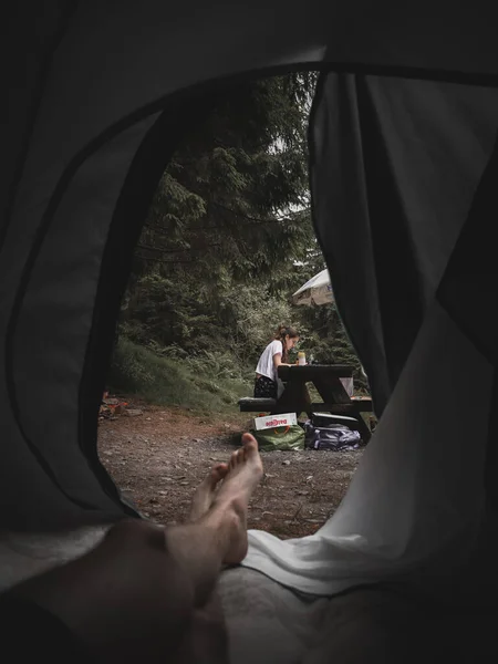 テントの中でキャンプをするのは — ストック写真