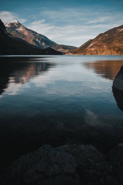 Molveno gölünün güzel manzarası