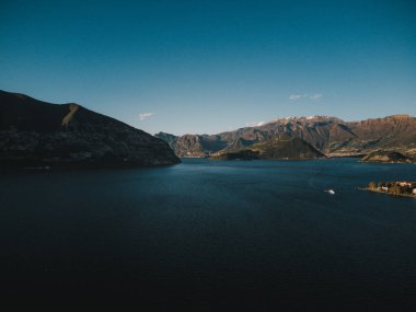 İnsansız hava aracından Iseo Gölü 'nün güzel manzarası