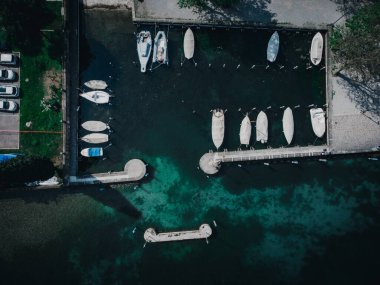 İnsansız hava aracından Iseo Gölü manzarası.