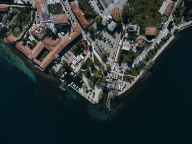 İnsansız hava aracından Iseo Gölü manzarası.