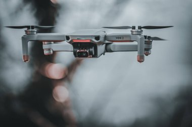 Uçan sevimli ve küçük bir dronun manzarası