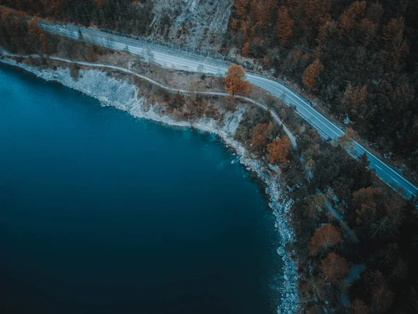 Molveno gölünün güzel manzarası