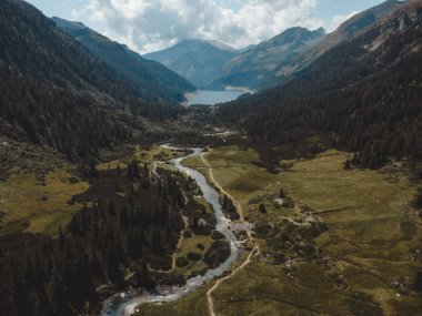 MALGA BISSINA Gölü ve Val di Fumo üzerinde harika bir manzara.