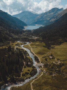 MALGA BISSINA Gölü ve Val di Fumo üzerinde harika bir manzara.