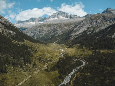 MALGA BISSINA Gölü ve Val di Fumo üzerinde harika bir manzara.