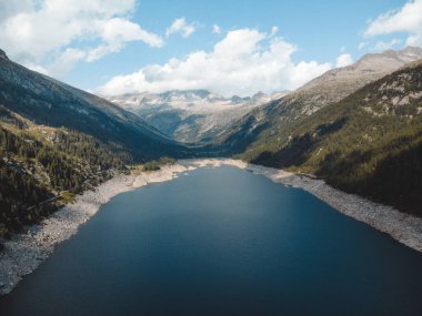 MALGA BISSINA Gölü ve Val di Fumo üzerinde harika bir manzara.