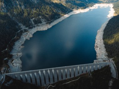 MALGA BISSINA Gölü ve Val di Fumo üzerinde harika bir manzara.