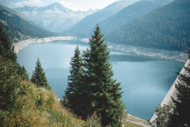 MALGA BISSINA Gölü ve Val di Fumo üzerinde harika bir manzara.