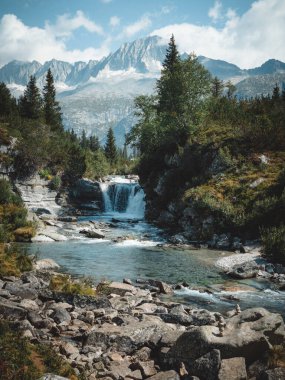 MALGA BISSINA Gölü ve Val di Fumo üzerinde harika bir manzara.