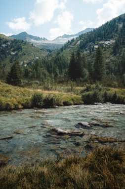 MALGA BISSINA Gölü ve Val di Fumo üzerinde harika bir manzara.