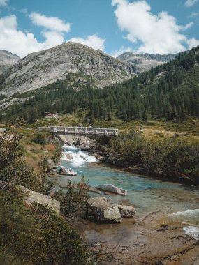 MALGA BISSINA Gölü ve Val di Fumo üzerinde harika bir manzara.