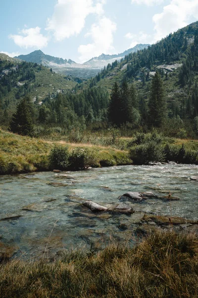 MALGA BISSINA Gölü ve Val di Fumo üzerinde harika bir manzara.
