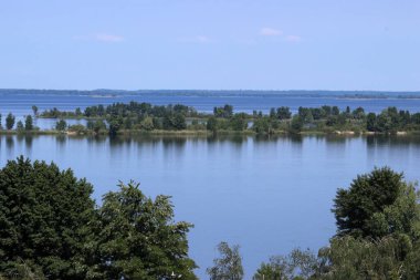 Ukrayna, Dinyeper Nehri manzarası. Nehrin ortasında ağaçlı adalar var.